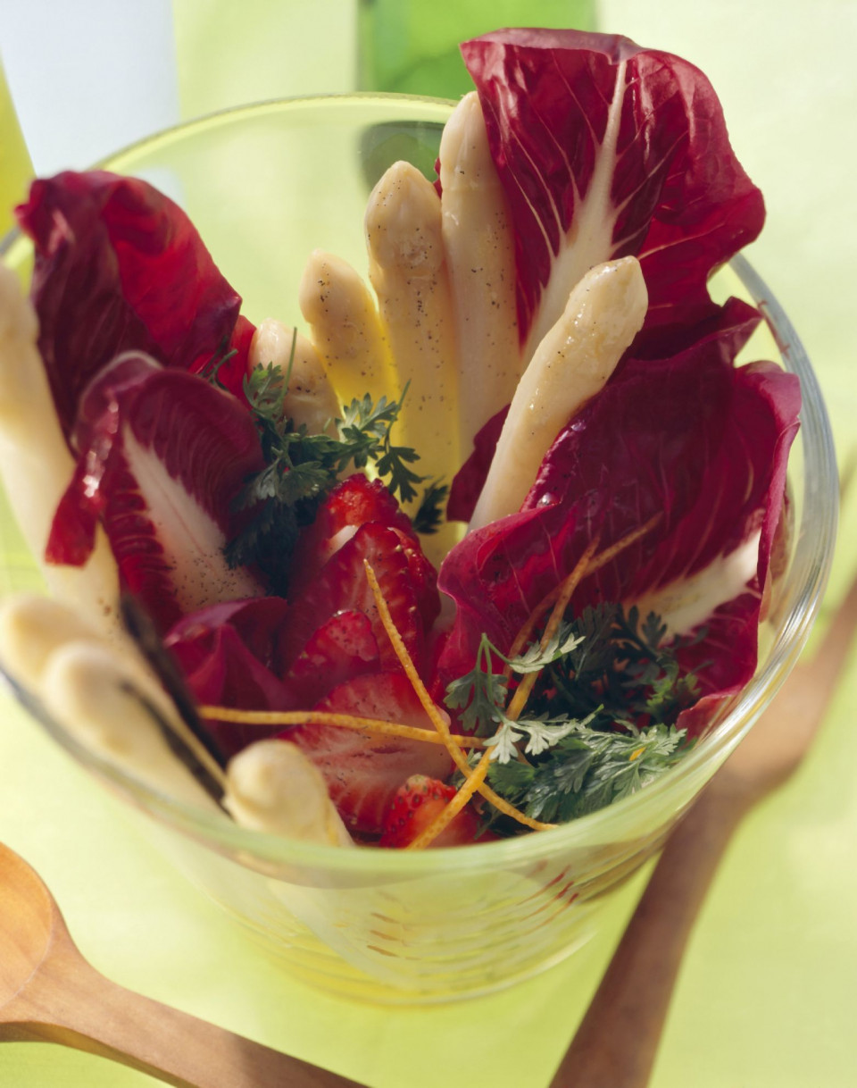Bio Spargel-Radicchio-Salat mit Erdbeeren und Vanilleöl