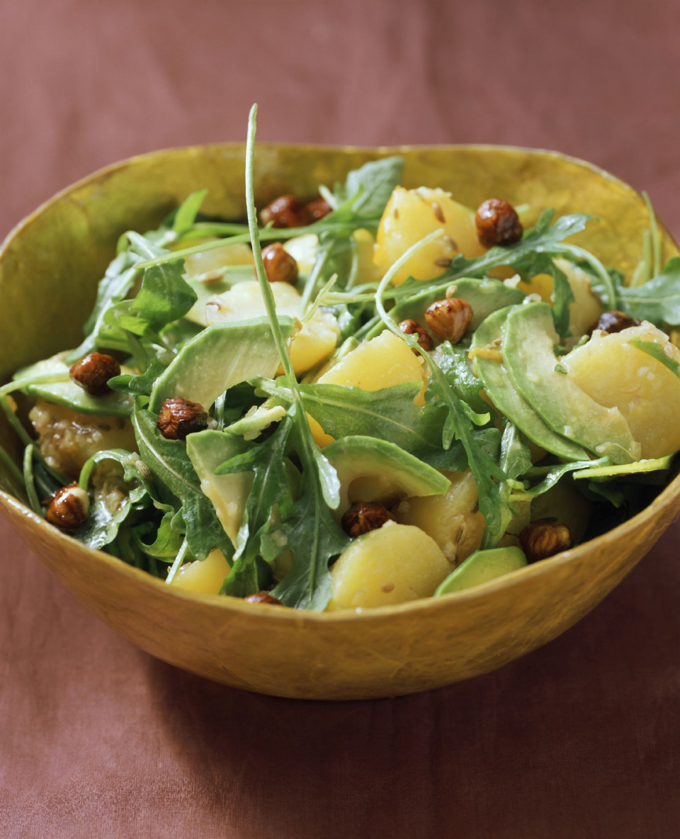 Bio Kartoffel-Avocado-Salat mit Haselnüssen und Rucola