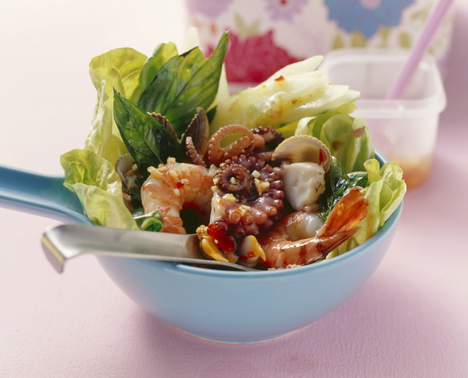 Bio Salat im asiatischen Stil mit Meeresfrüchten