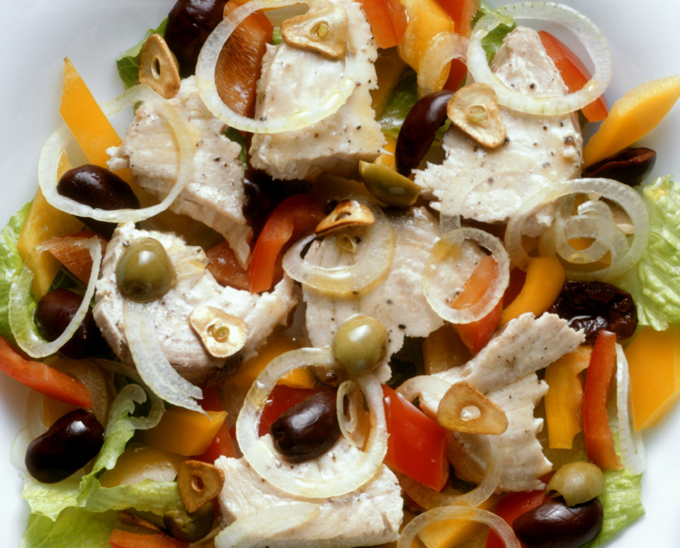 Bio Fischsalat mit Oliven auf spanische Art