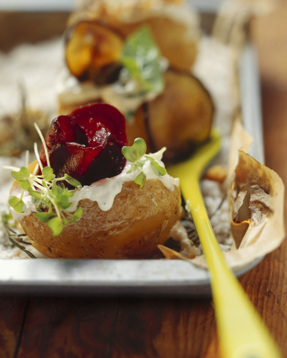 Bio Ofenkartoffel mit Schmand, Gemüse und frischen Kräutern
