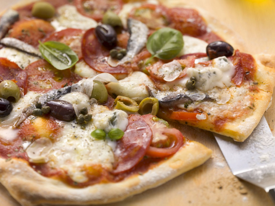 Bio Pizza mit Salami, Gorgonzola, Anchovis und Oliven