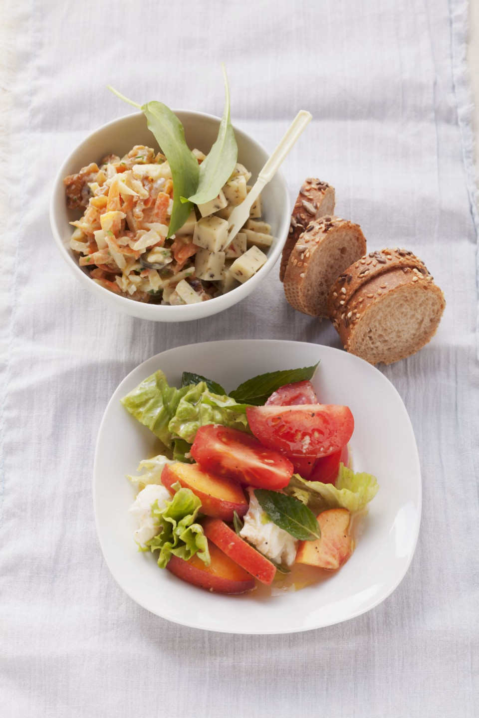 Bio Tomaten-Mozzarella-Salat mit Pfirsich