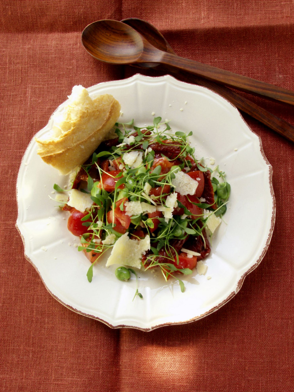 Bio Wasserkressesalat mit dicken Bohnen, Tomaten und Parmesan