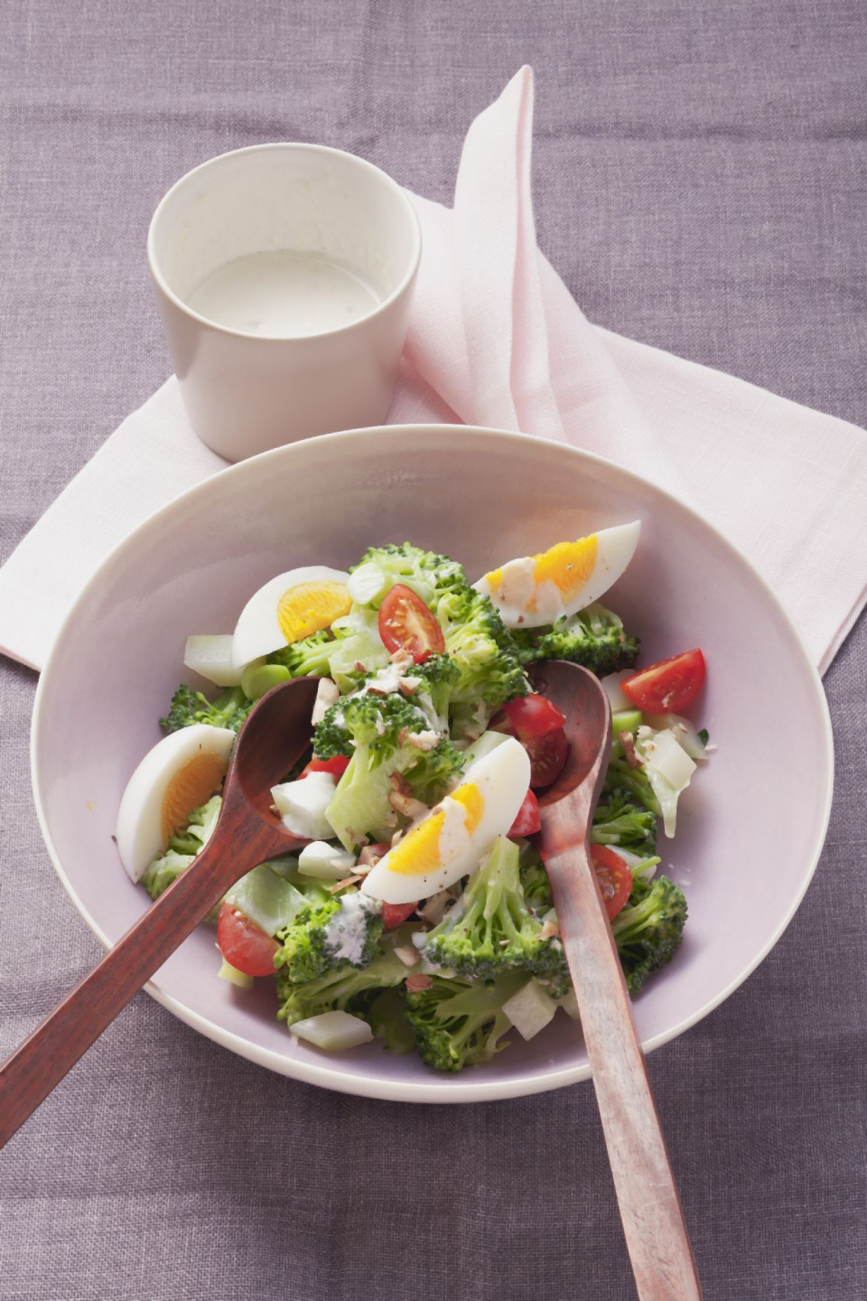 Bio Brokkoli-Eier-Salat mit Nuss-Joghurt-Marinade