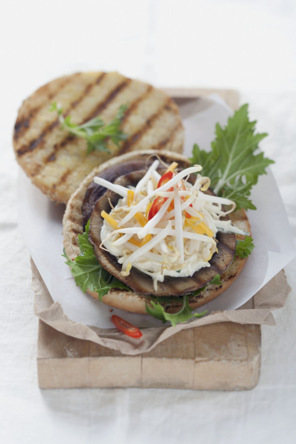 Bio Burger mit Riesen-Champignon und Mangosalsa