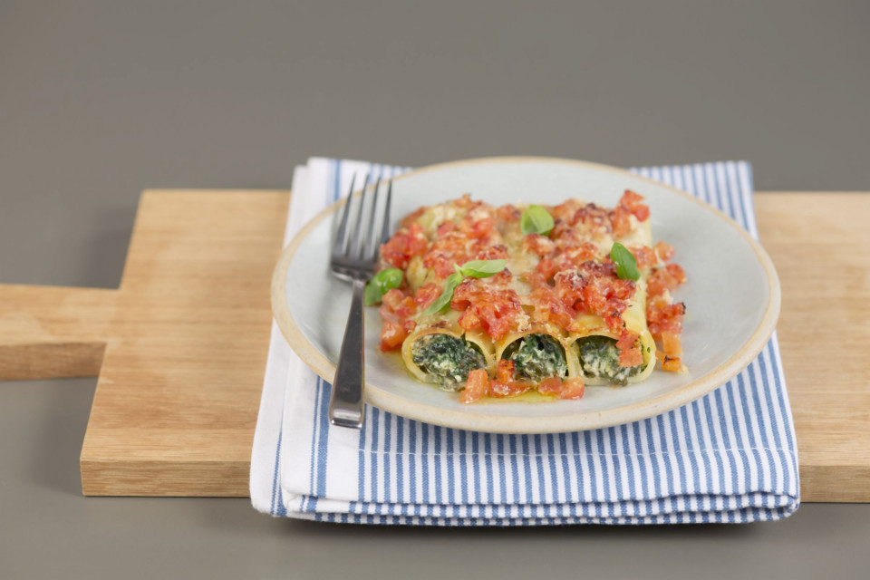 Bio Selbst gemachte Cannelloni mit Ricotta-Spinat-Füllung