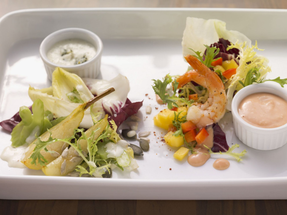 Bio Salat mit Shrimps, dazu Thousand-Island-Dressing
