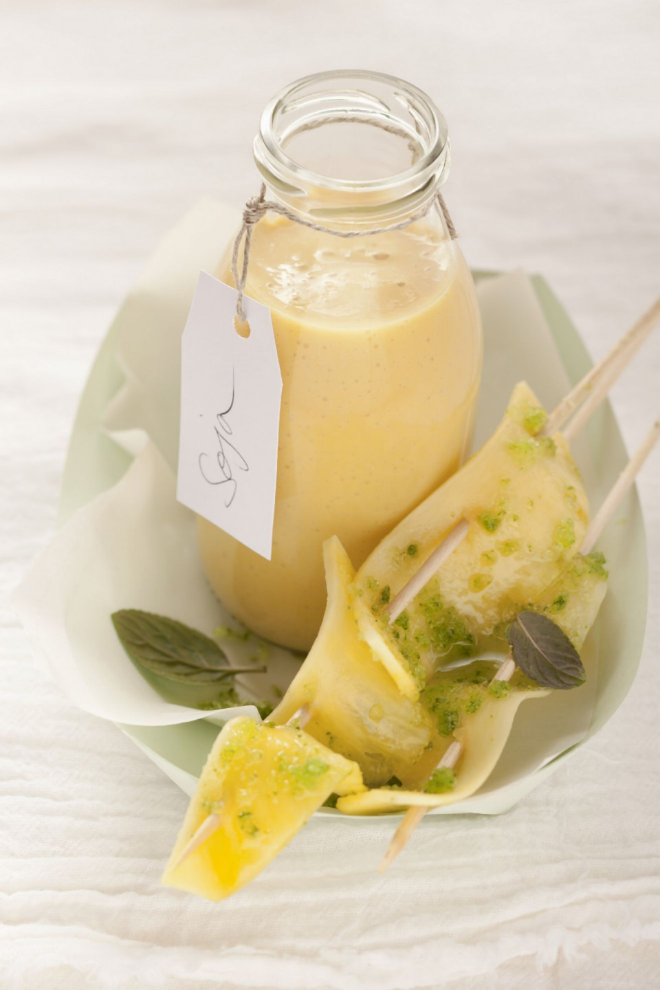 Bio Veganer Mango-Lassi mit Ananas-Spieß