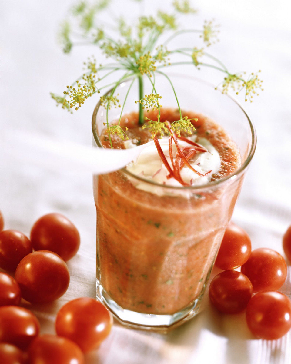 Bio Scharfer Tomatendrink mit Kräutern und Joghurttupfer