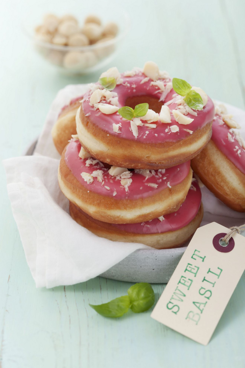Bio Donuts mit süßer Basilikum-Füllung