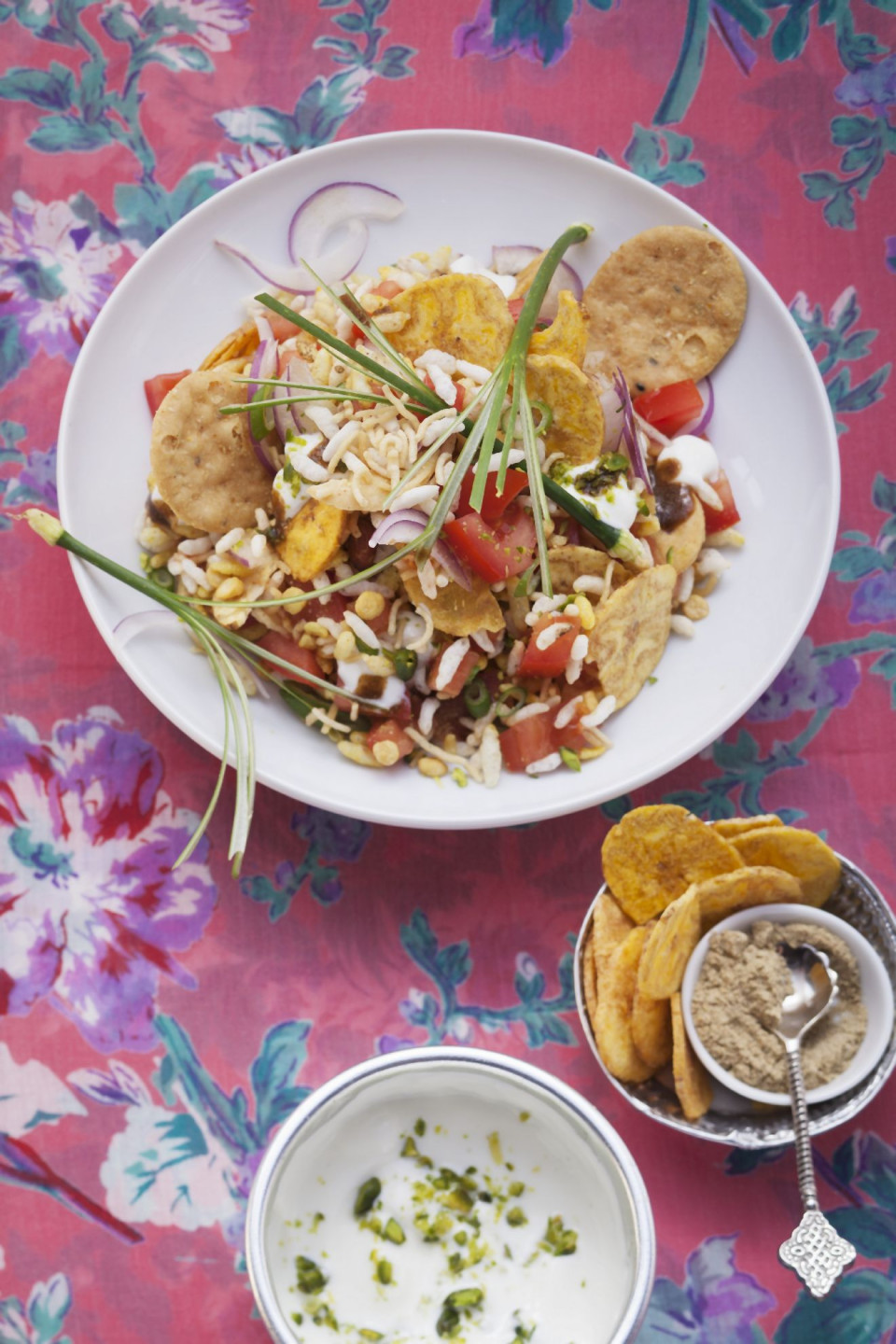 Bio Indischer Salat mit Puffreis, Plain Sev, Tamarindenchutney und Maida-Keksen