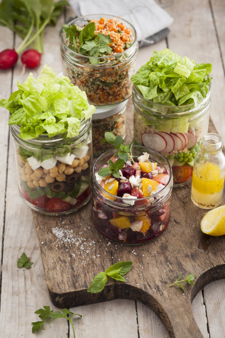 Bio Salat mit Quinoa, Radieschen und Erbsen im Glas