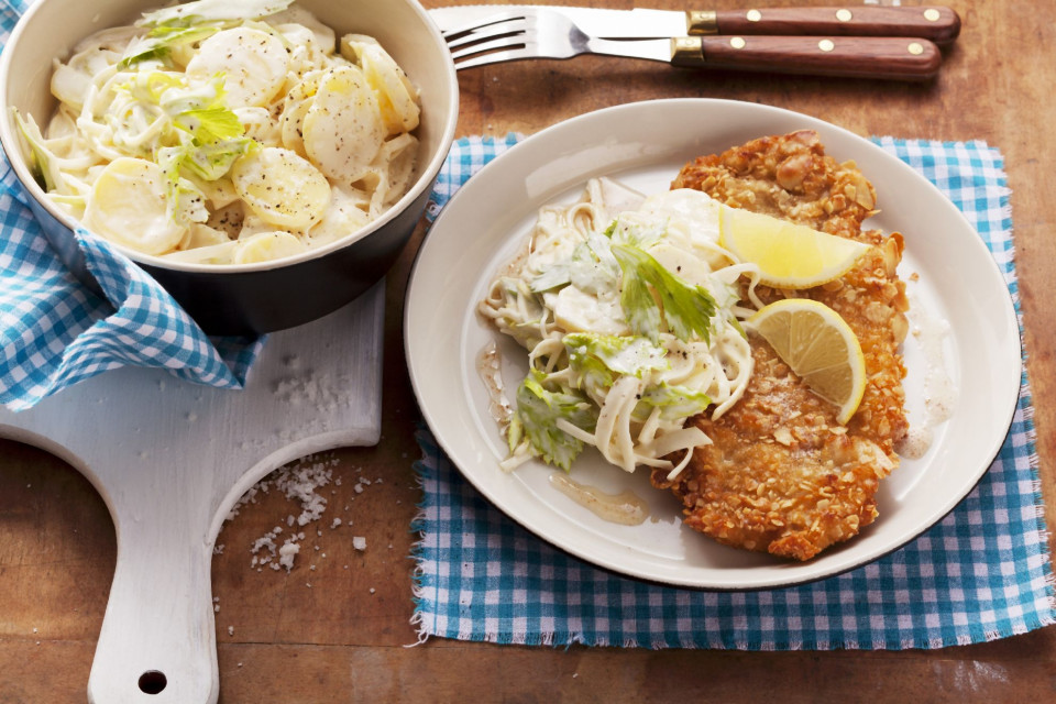 Bio Knusper-Kalbsschnitzel mit Kartoffel-Selleriesalat