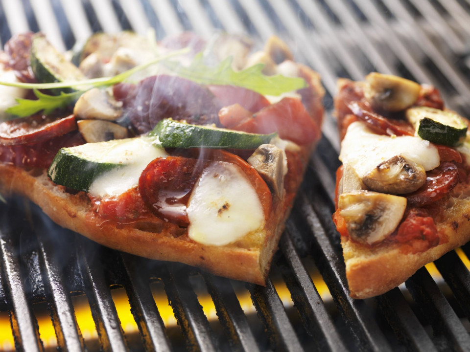 Bio Gegrillte Pizza mit Chorizo und Zucchini